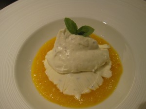 Blanc manger au basilic, coulis d’écorce d’orange, chantilly à la truffe 